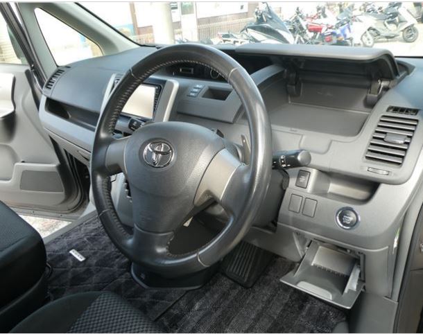 2010 Toyota Noah SI